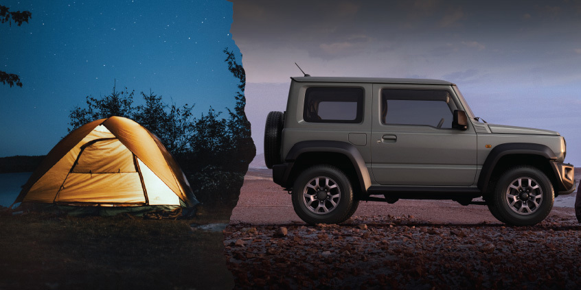 Suzuki Jimny gris, símbolo de aventura, se destaca sobre un fondo dividido entre un campamento nocturno y un paisaje natural.