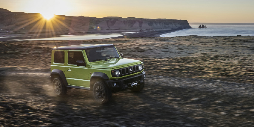 Suzuki Jimny 4x4 verde por terreno arenoso