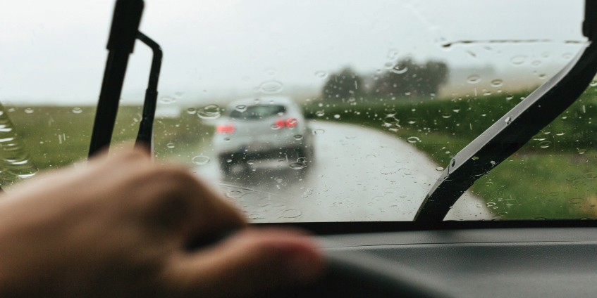 Cristal de ventana panorámica o parabrisas con ambiente de lluvia