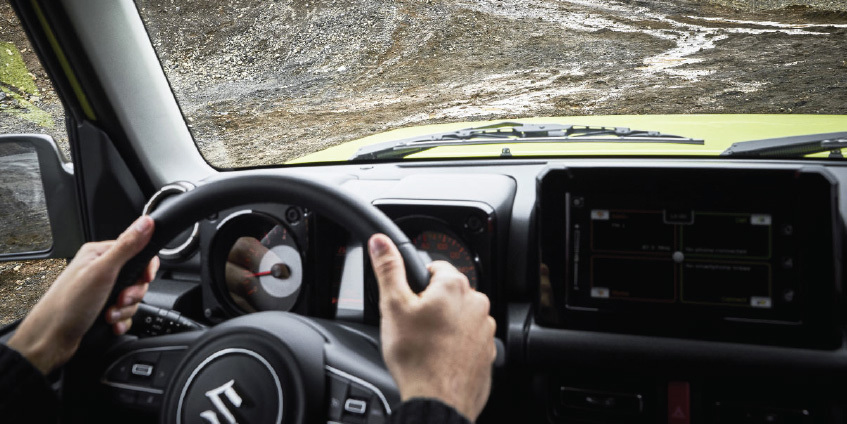 Interior de un Suzuki Jimny conduciendo off-road.