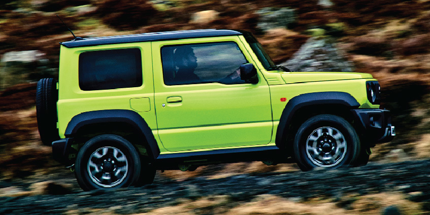 Suzuki Jimny verde en movimiento, destacando su diseño compacto y robusto, ideal para aventuras todoterreno.